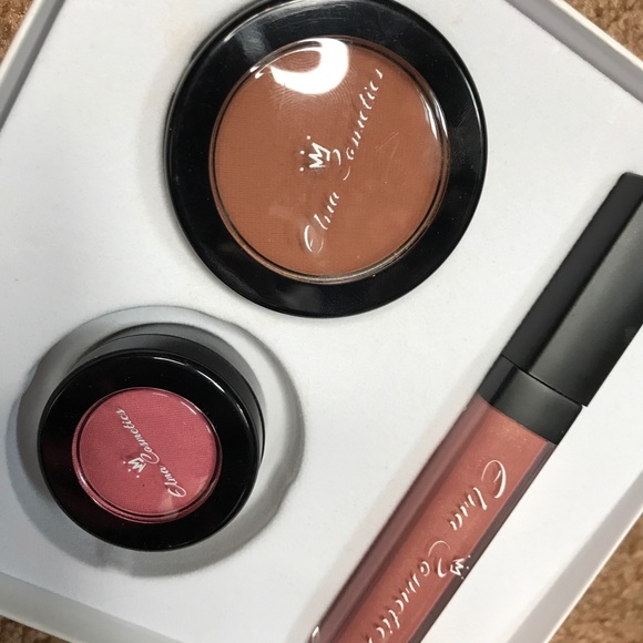 Makeup - Picture 2 of 3